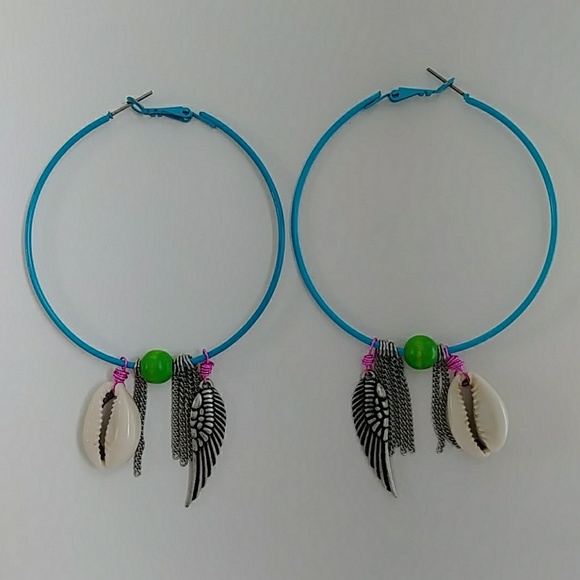 SOLD Retro Ángel Wing Cowrie Shell Hoop Earring - Picture 2 of 8